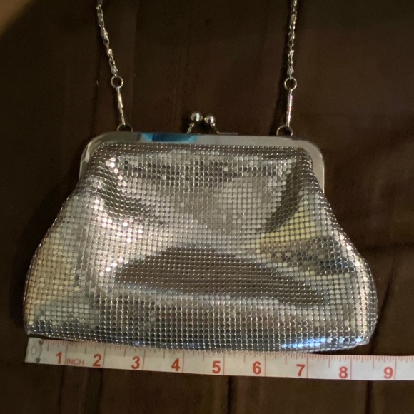 Silver coloured vintage'esque clutch - Picture 3 of 4